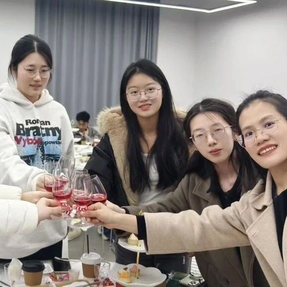相见欢甜型桃红葡萄酒圈粉高校！西班酒庄走进中南林涉外学院经济学院。